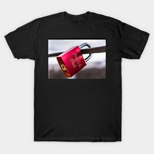 Red love lock T-Shirt